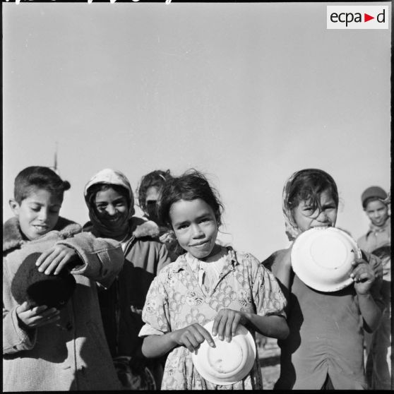 La curiosité des enfants confiants une fois satisfaits, nous vaut un sourire de ceux-ci.