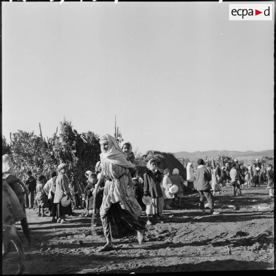 La vie du village aux premières de la matinée.