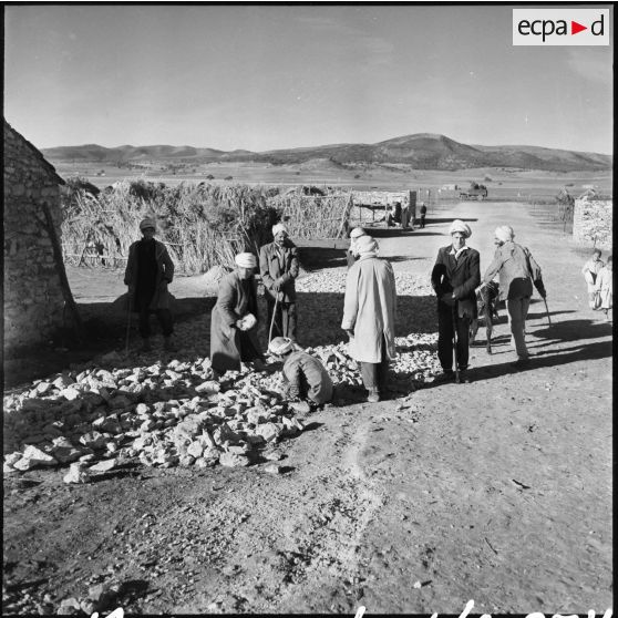 Les travaux construisant l'allée principale du village.