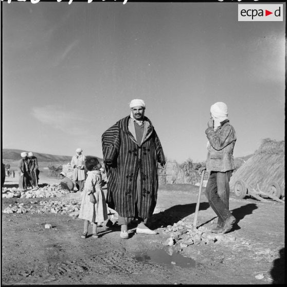 Les travaux construisant l'allée principale du village.