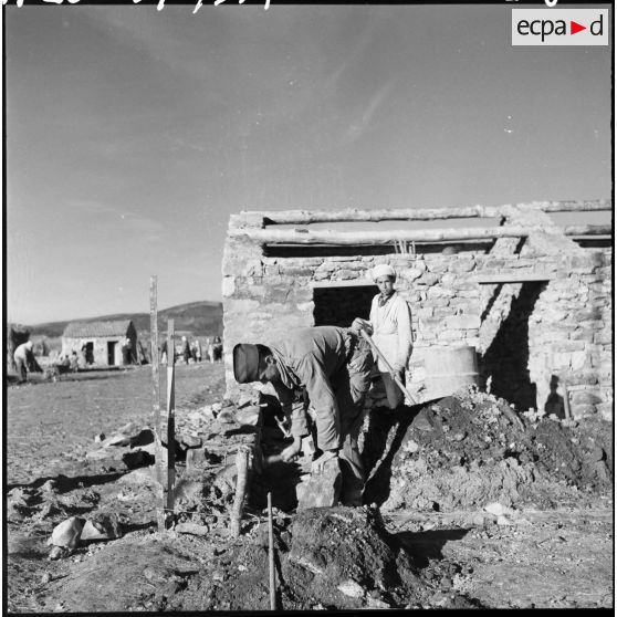 Construction en dur de maisons pour la population civile du village.