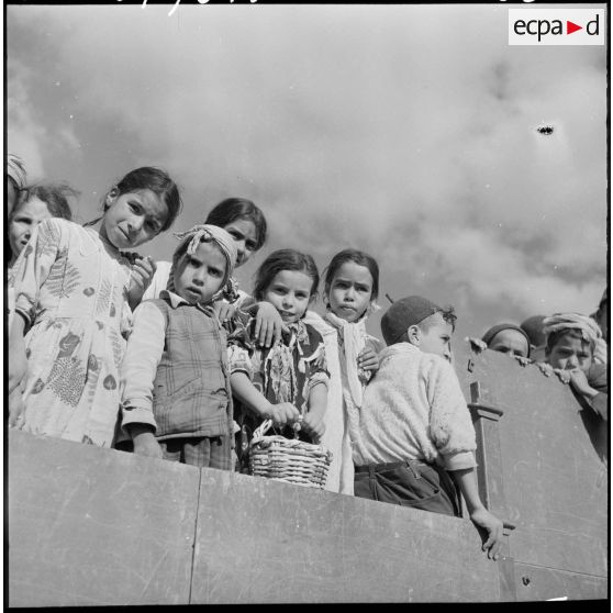 Les enfants se préparent pour l'école.