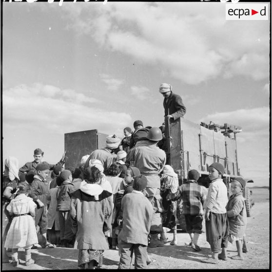 Les enfants se préparent pour l'école.