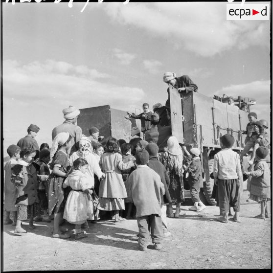 Les enfants se préparent pour l'école.