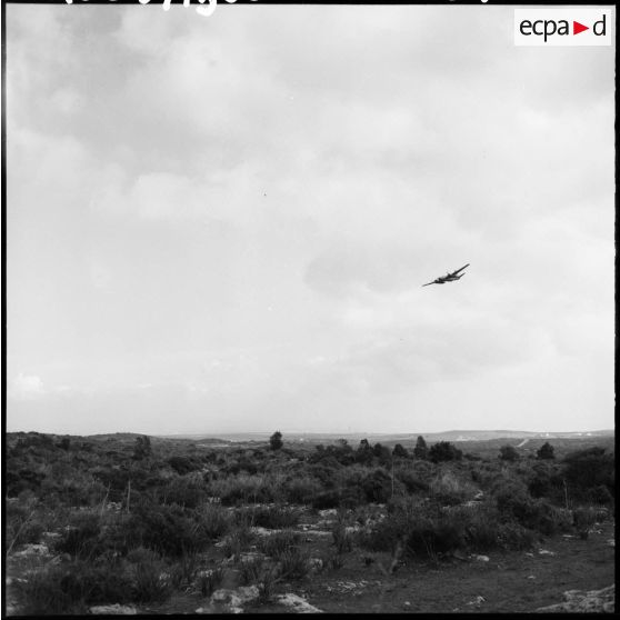 Strafing d'un avion B.26 (Barouder).
