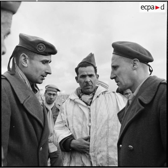 Le général Mohammed Bellounis conversant avec des officiers du 11ème bataillon de parachutistes de choc.
