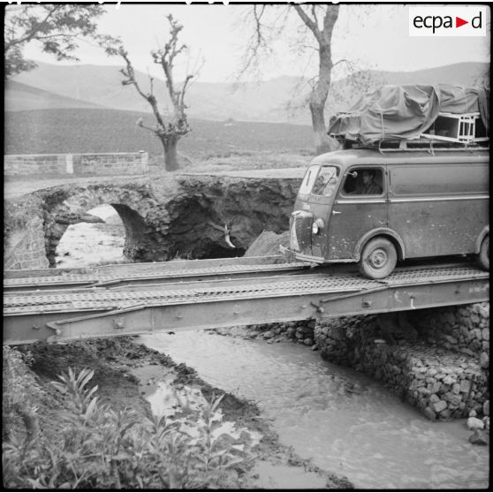 Passage d'un camion Saviem sur le pont militaire construit par le génie de la 27e division d'infanterie alpine (DIA).