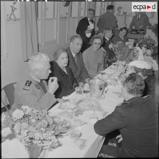 Madame Lacoste et sa suite réunis autour d'un repas.