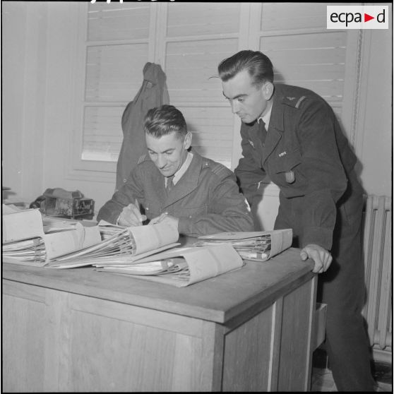 Deux autorités militaires travaillant à leur bureau.