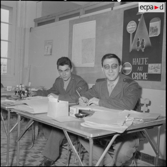 Portrait de deux autorités militaires à leur bureau.