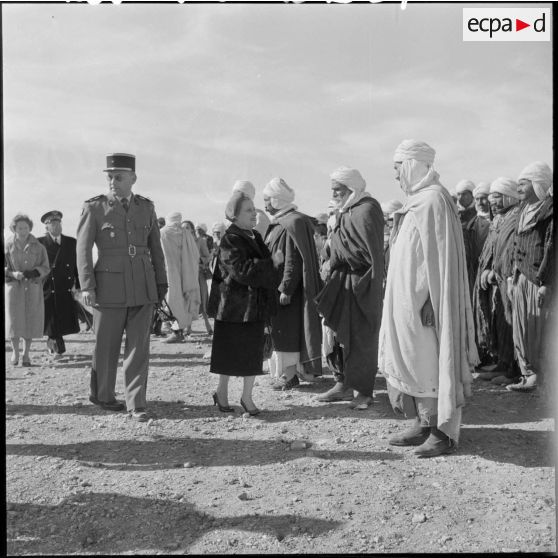 Rencontre de madame Lacoste avec la foule.
