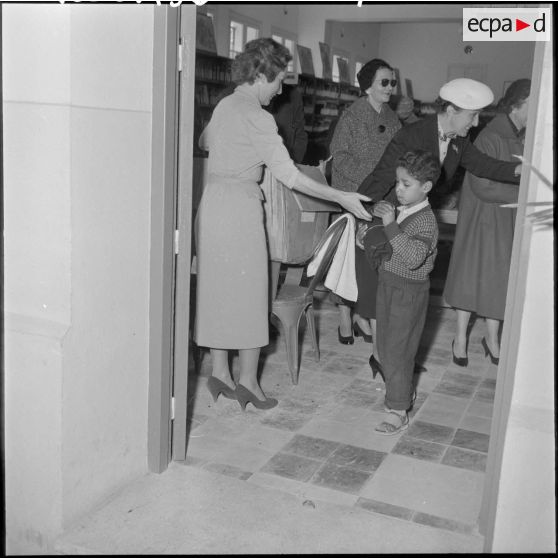 Distribution de vêtements et d'un goûter aux enfants.