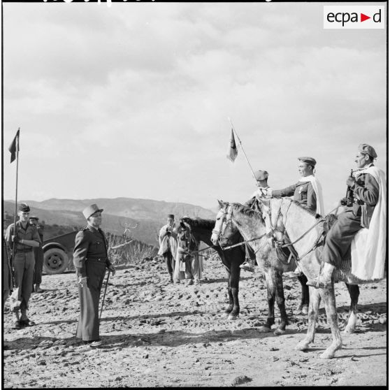 Le général Paul Gandoët passe en revue un détachement de la 1ère compagnie du 29ème bataillon de chasseurs à pied (BCP) et une harka.