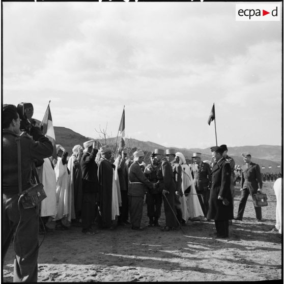 Le général Paul Gandoët au milieu des notables kabyles.