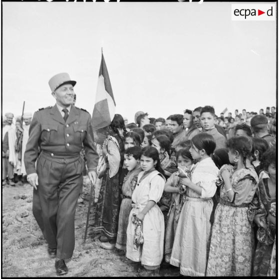 Tous, petits et grands, ont tenu à assister au passage du général Paul Gandoët à Feraoun, témoignant ainsi de leur attachement à la France.