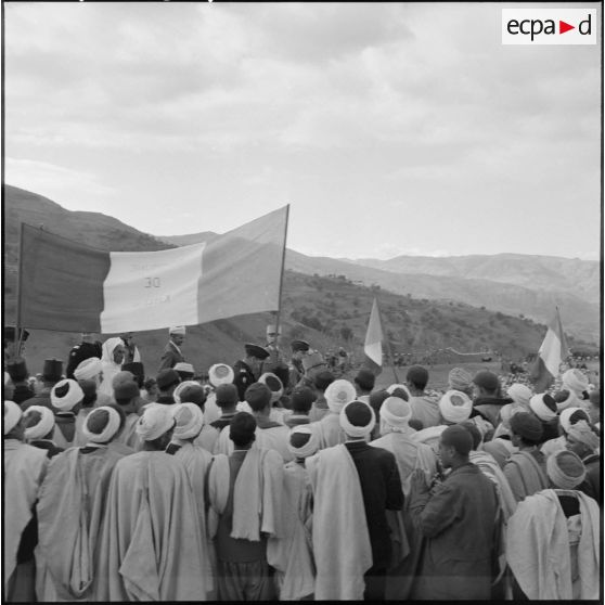 Tous, petits et grands, ont tenu à assister au passage du général Paul Gandoët à Feraoun, témoignant ainsi de leur attachement à la France.