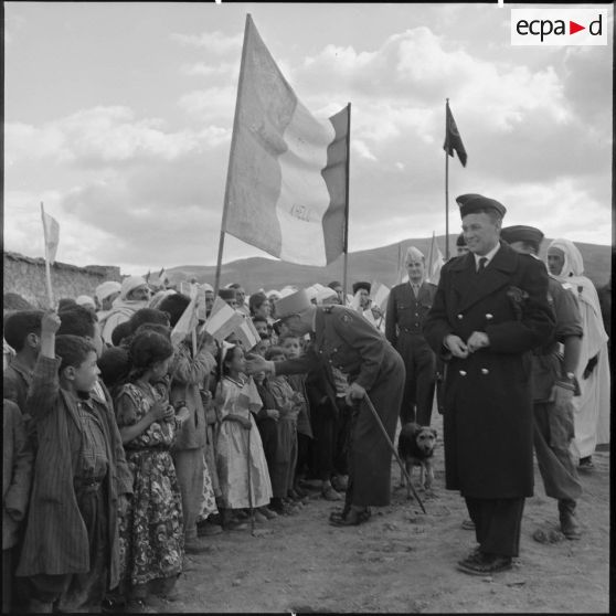 Tous, petits et grands, ont tenu à assister au passage du général Paul Gandoët à Feraoun, témoignant ainsi de leur attachement à la France.