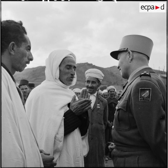 Le général Paul Gandoët reçoit un accueil chaleureux des notables kabyles de la région de Feraoun.