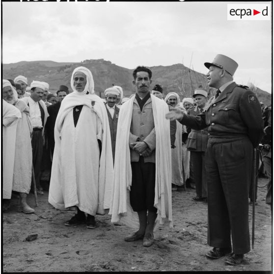 Le général Paul Gandoët reçoit un accueil chaleureux des notables kabyles de la région de Feraoun.