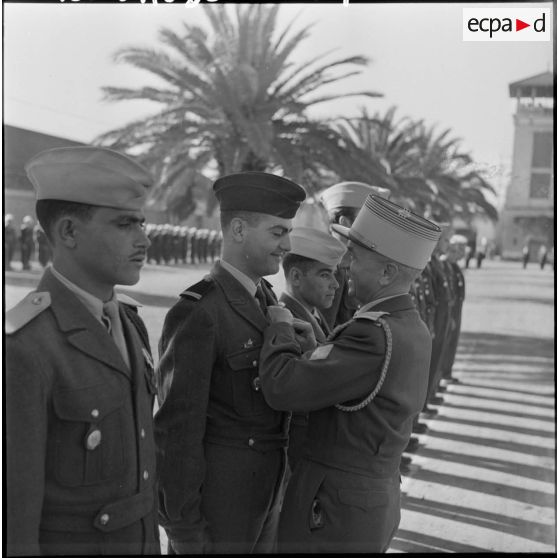 Le colonel Blanchet remet la croix de la valeur militaire à l'ordre de la brigade à un lieutenant.