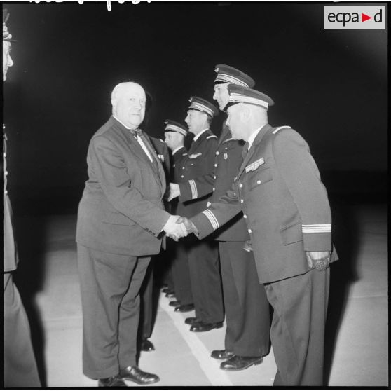 Louis Christian serre la main d'un officier de la base.