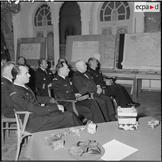 Au palais Bruce, le colonel Yves Godard expose à Louis Christiaens l'origine et la fin du territoire urbain.