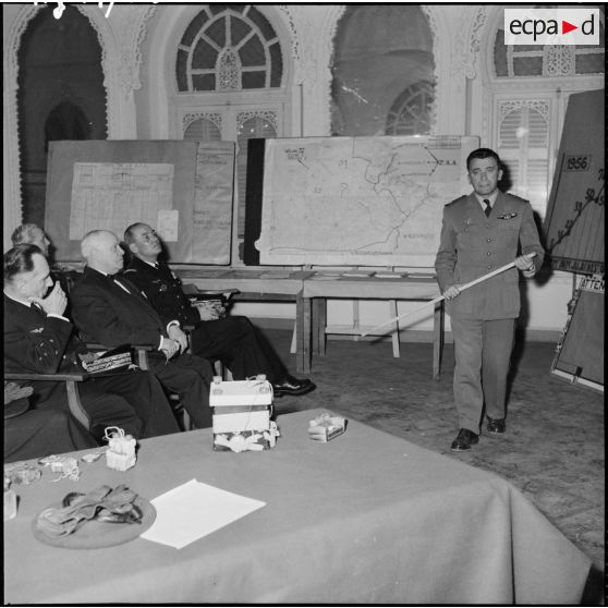 Au palais Bruce, le colonel Yves Godard expose à Louis Christiaens l'origine et la fin du territoire urbain.