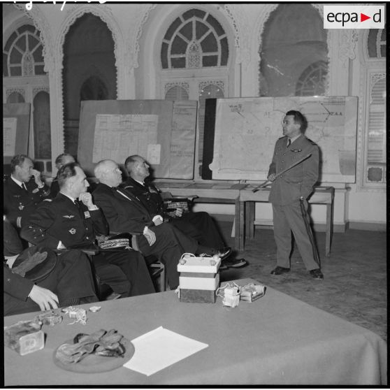 Au palais Bruce, le colonel Yves Godard expose à Louis Christiaens l'origine et la fin du territoire urbain.