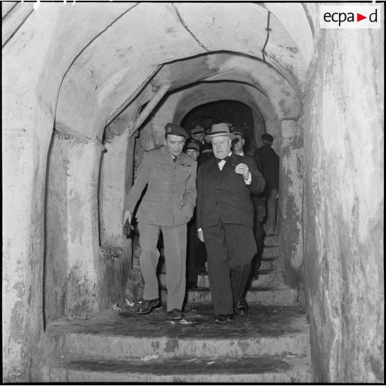 Conduit par le colonel Yves Godard, Louis Christiaens visite la casbah d'Alger.