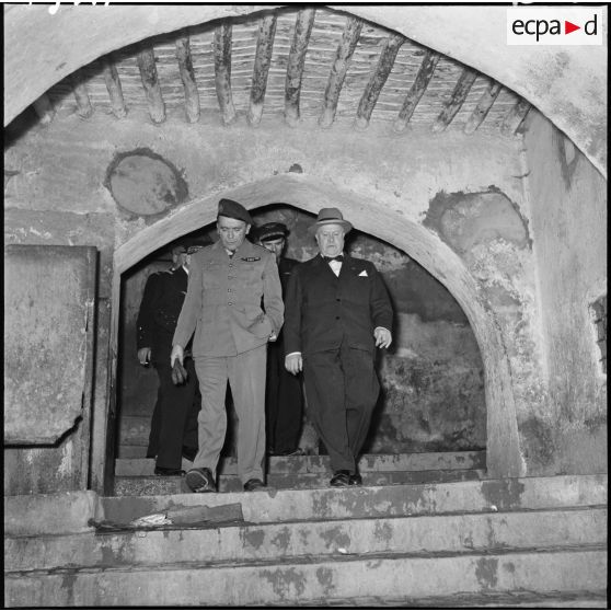 Conduit par le colonel Yves Godard, Louis Christiaens visite la casbah d'Alger.