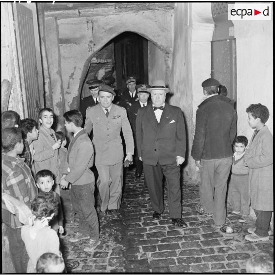 Conduit par le colonel Yves Godard, Louis Christiaens visite la casbah d'Alger.