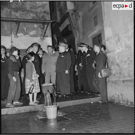 Conduit par le colonel Yves Godard, Louis Christiaens visite la casbah d'Alger.
