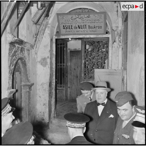 Conduit par le colonel Yves Godard, Louis Christiaens visite la casbah d'Alger.