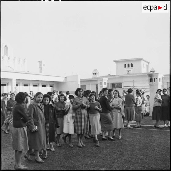 Récréation à l'école de formation professionnelle de jeunes filles de la casbah.