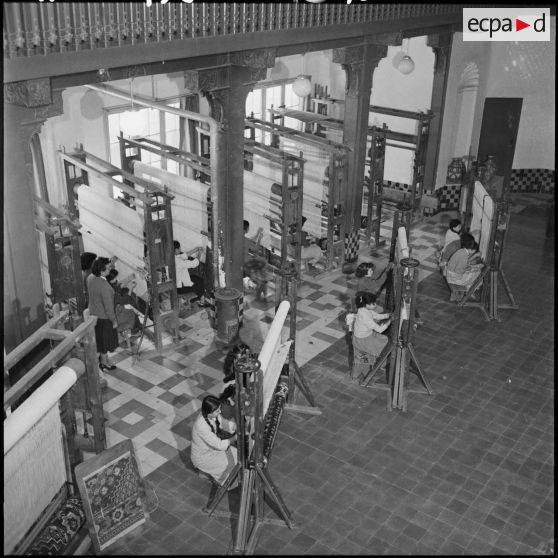 Confection de tapis à l'école de formation professionnelle de jeunes filles de la casbah.