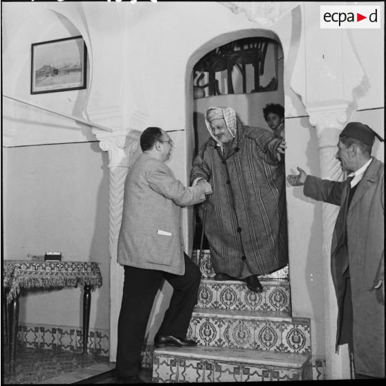 Monsieur Lasky est reçu par monsieur Amida, Imman de la mosquée de Sidi Abderahman.