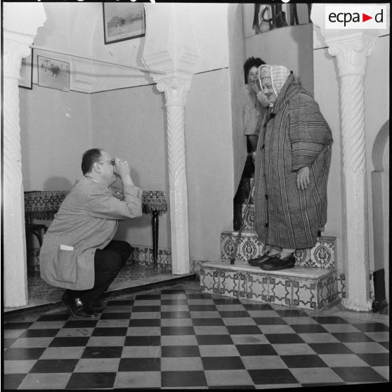 Monsieur Lasky photographie monsieur Amida, Imman de la mosquée de Sidi Abderahman.