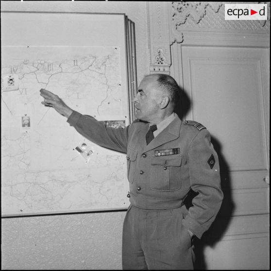 Au Palais Bruce, le colonel Jean Marey montrant une carte.