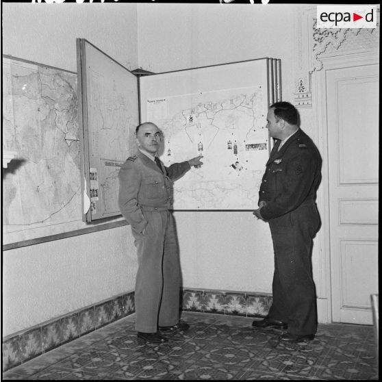 Au Palais Bruce, le colonel Jean Marey et le capitaine Servan devant une carte.