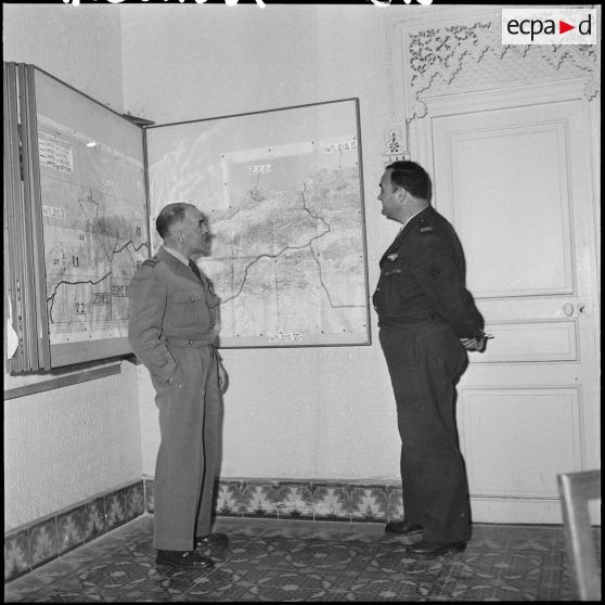 Au Palais Bruce, le colonel Jean Marey et le capitaine Servan devant une carte.