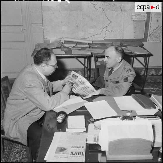 Monsieur Lasky et le colonel Jean Marey au bureau de ce dernier.
