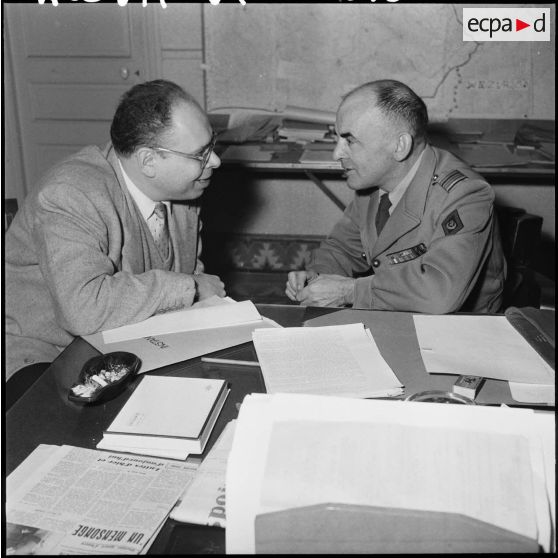 Monsieur Lasky et le colonel Jean Marey au bureau de ce dernier.