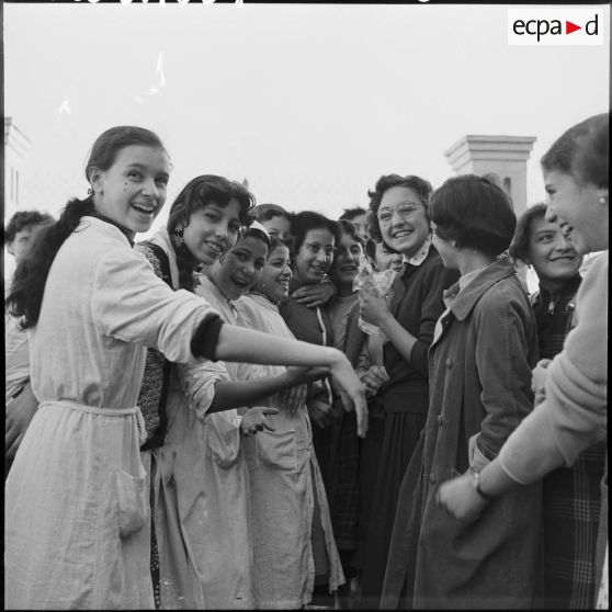 Récréation à l'école de formation professionnelle de jeunes filles de la casbah.