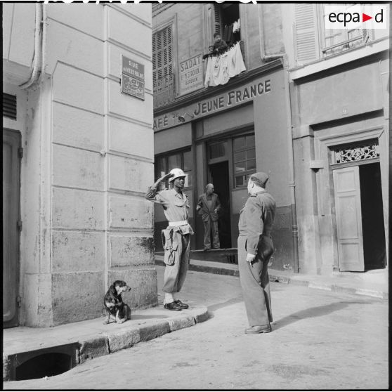 Dans la casbah le capitaine Servan est salué par une sentinelle.