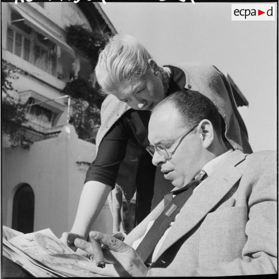 Madame et monsieur Lasky calculent l'horaire de leur départ.