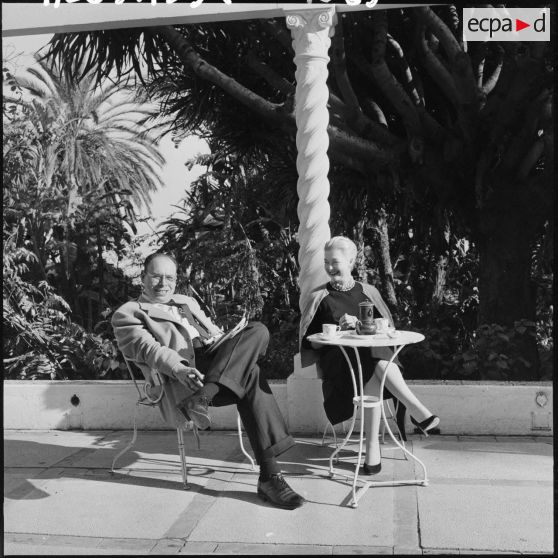 Madame et monsieur Lasky dans les jardins de l'hôtel Saint-Georges.