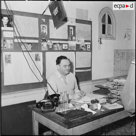 Le capitaine Servan à son bureau au quartier général (QG) de la 4e compagnie du 9e zouave chargée du maintien de l'ordre dans la casbah.