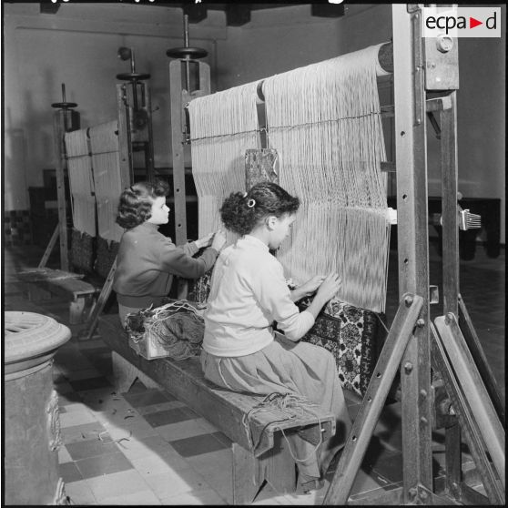 Confection de tapis à l'école de formation professionnelle de jeunes filles de la casbah.