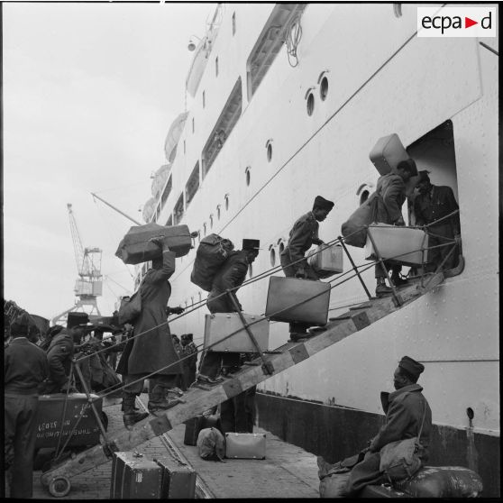 Les troupes embarquent à bord du paquebot "Général-Mangin".
