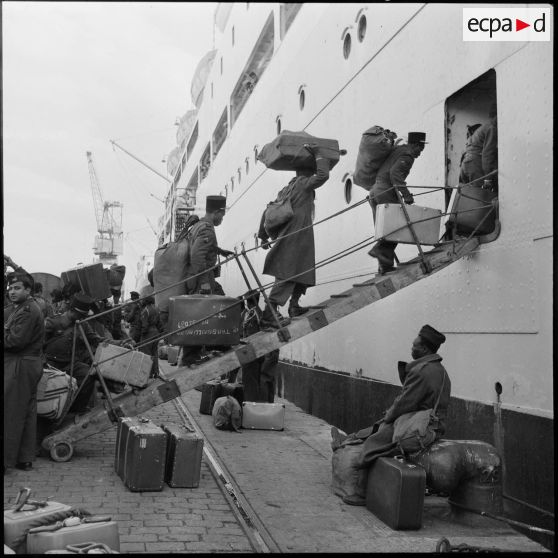 Les troupes embarquent à bord du paquebot "Général-Mangin".